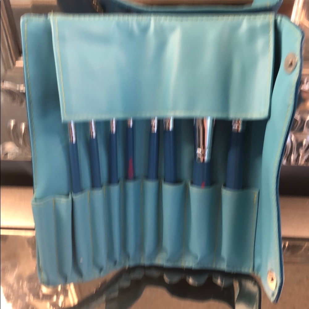 Cruelty Free Glam On Travel Brush Set - Picture 3 of 4